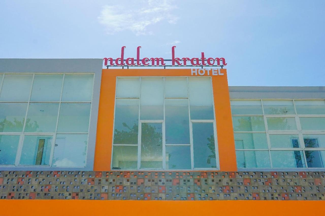 Ndalem Kraton Hotel Sidoarjo Exteriör bild