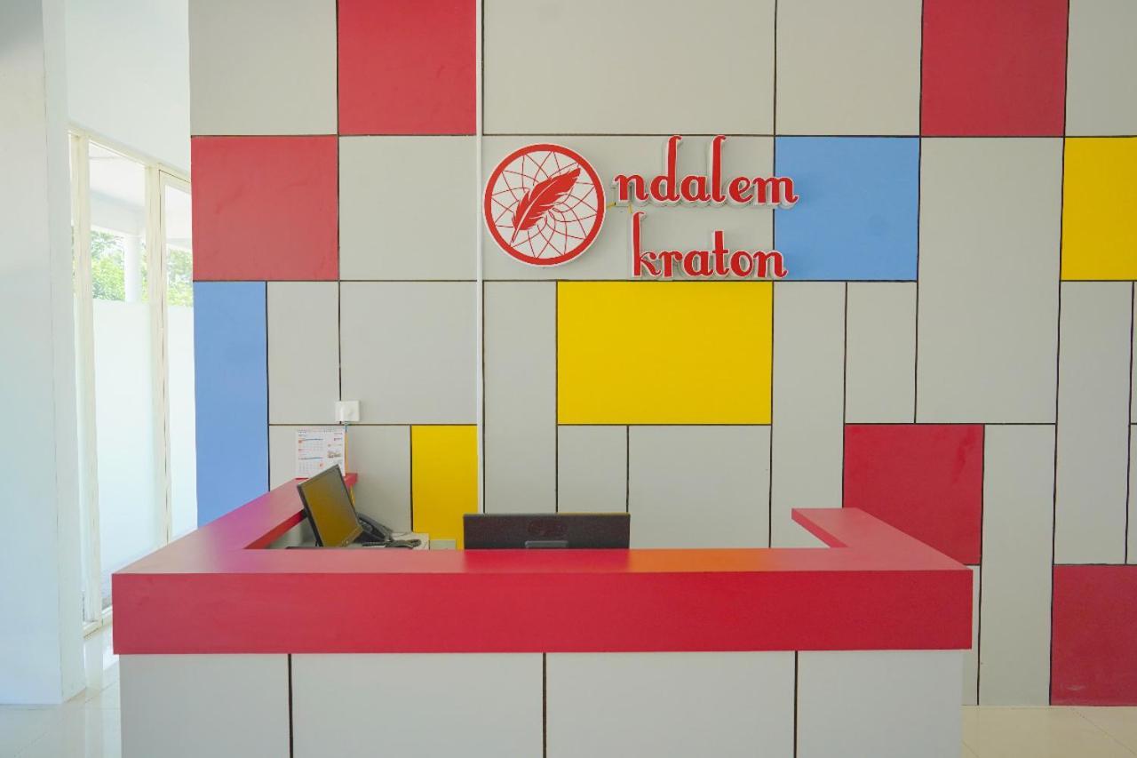 Ndalem Kraton Hotel Sidoarjo Exteriör bild