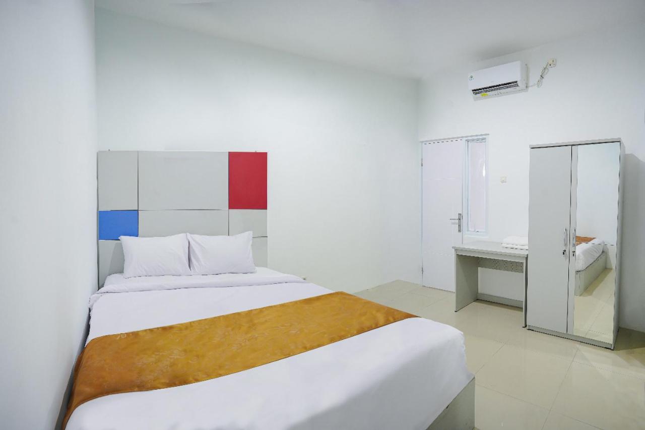 Ndalem Kraton Hotel Sidoarjo Exteriör bild