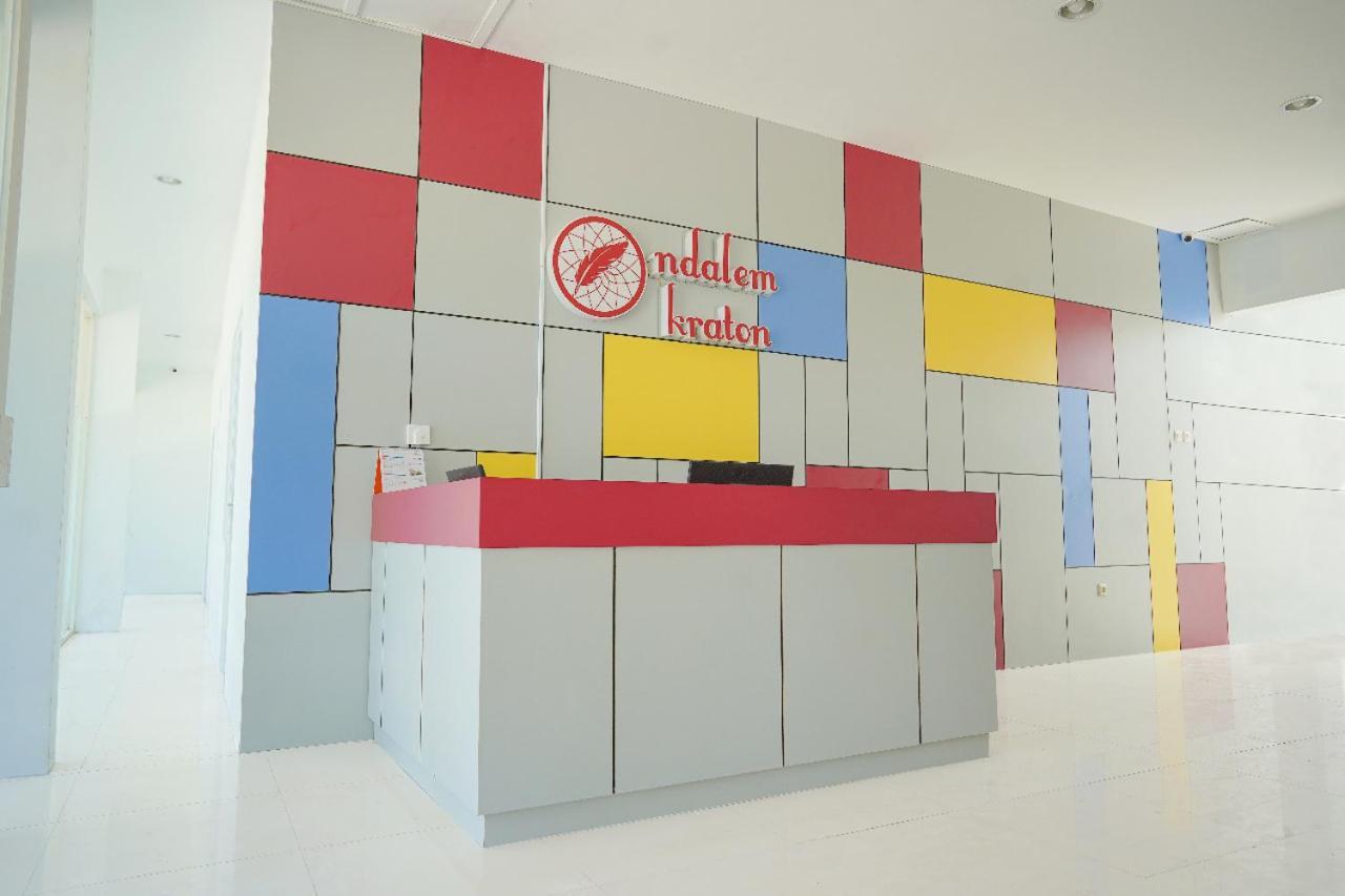 Ndalem Kraton Hotel Sidoarjo Exteriör bild