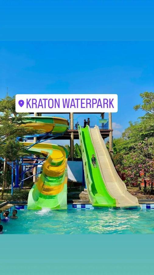 Ndalem Kraton Hotel Sidoarjo Exteriör bild
